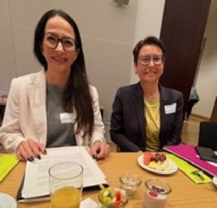 schmirherrin_parlamentarisches_fruehstueck